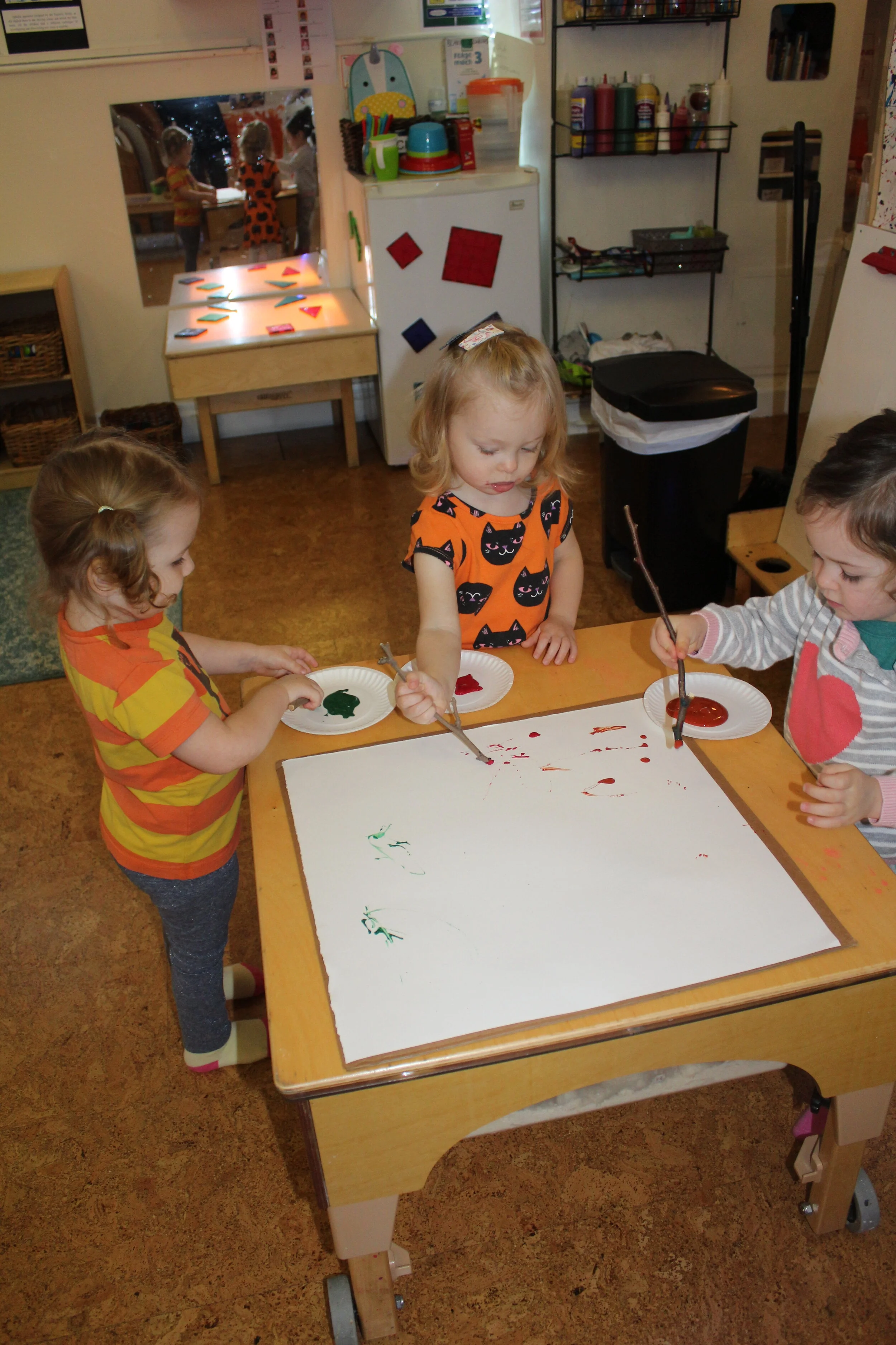  Each class created a Fall Art project to display it in the schools’ window. The 1B class did a square painting using sticks. 