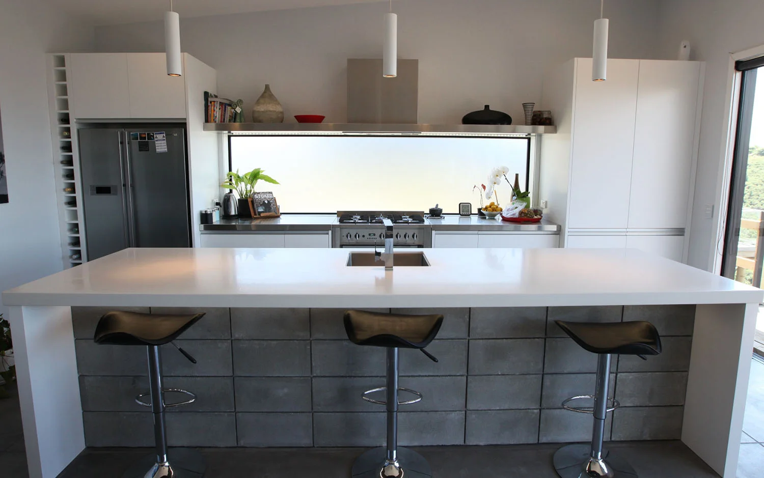Lacquered kitchen with stainless and acrylic benchtops