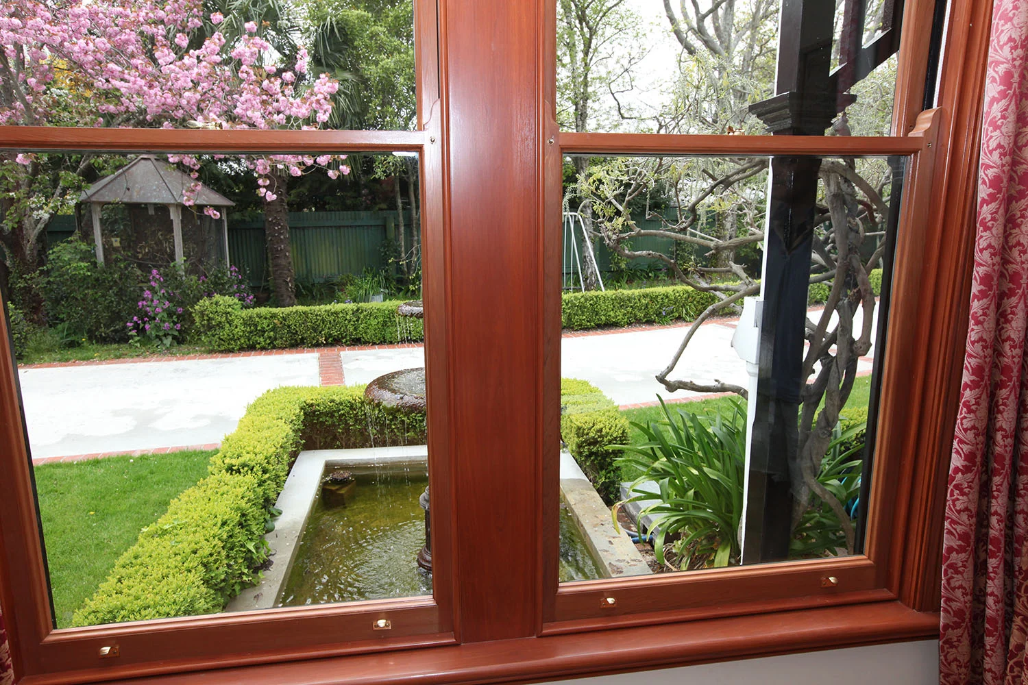 Double sash window - English style