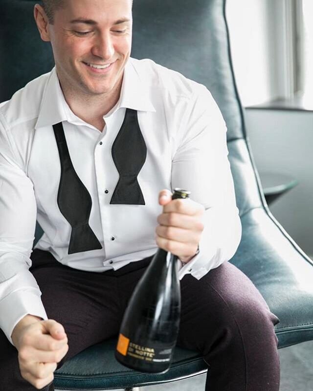 Wedding day bubbles, always a necessity!! #clutchevents #hubbahubba #hotgroom #champagne #weddingday #groom image by @katieparraphoto