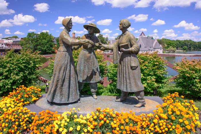 Statue commémorative à Seneca Falls - 8 mars : comprendre la "Journée internationale des droits des femmes" - Cultea