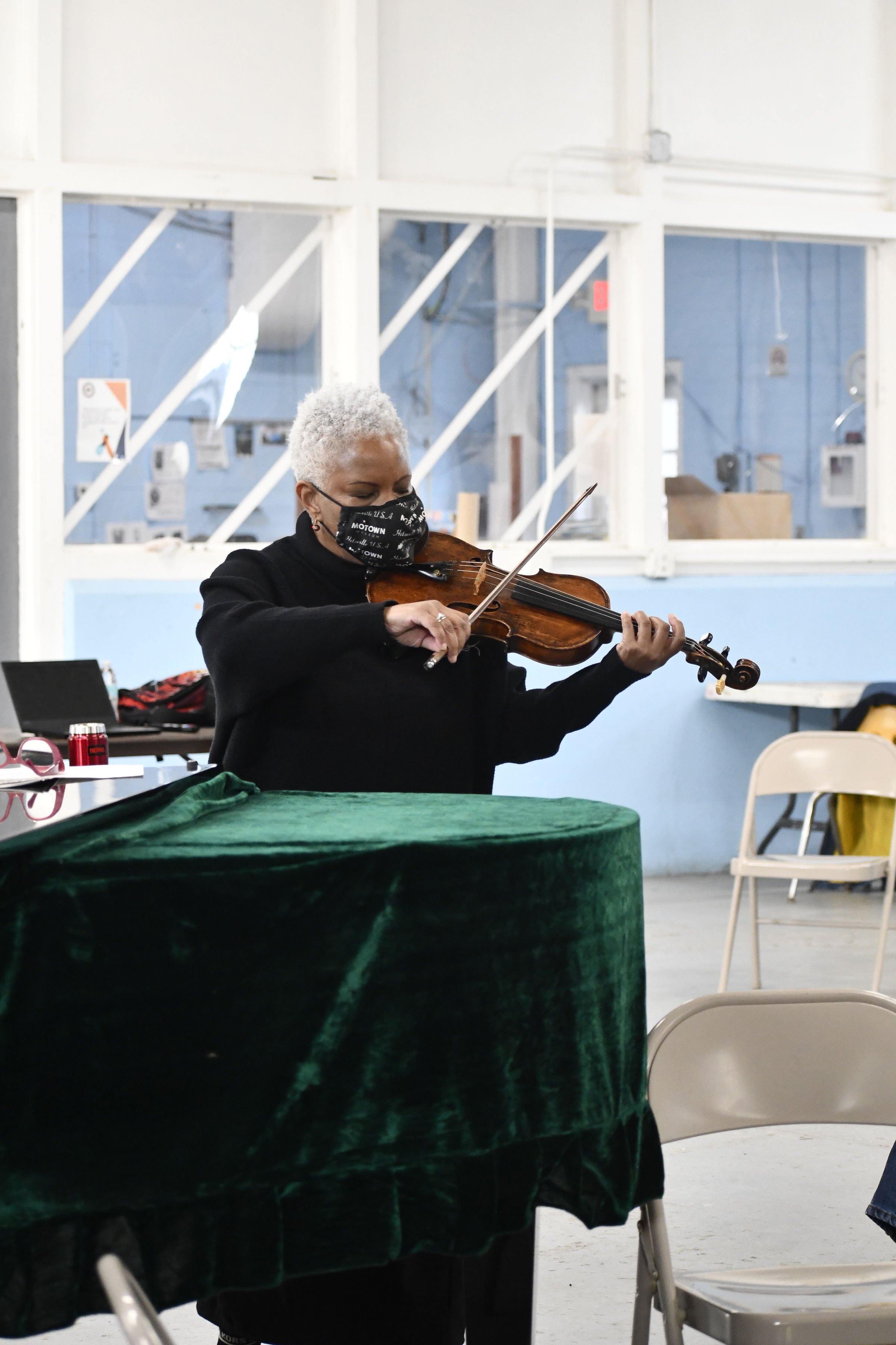  Regina Carter improvising on violin. 