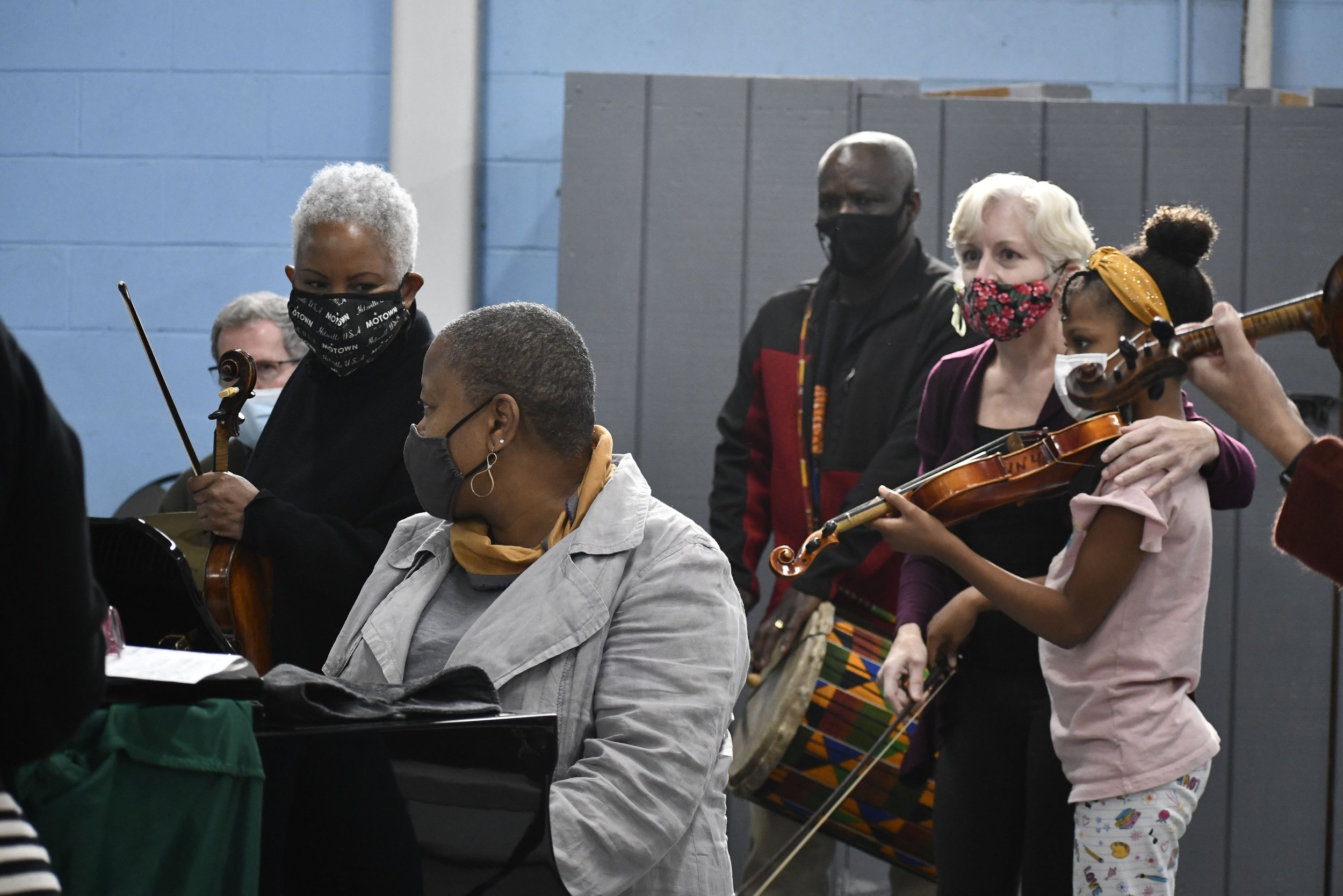  Regina Carter and Carol Daggs accompanying participants. 