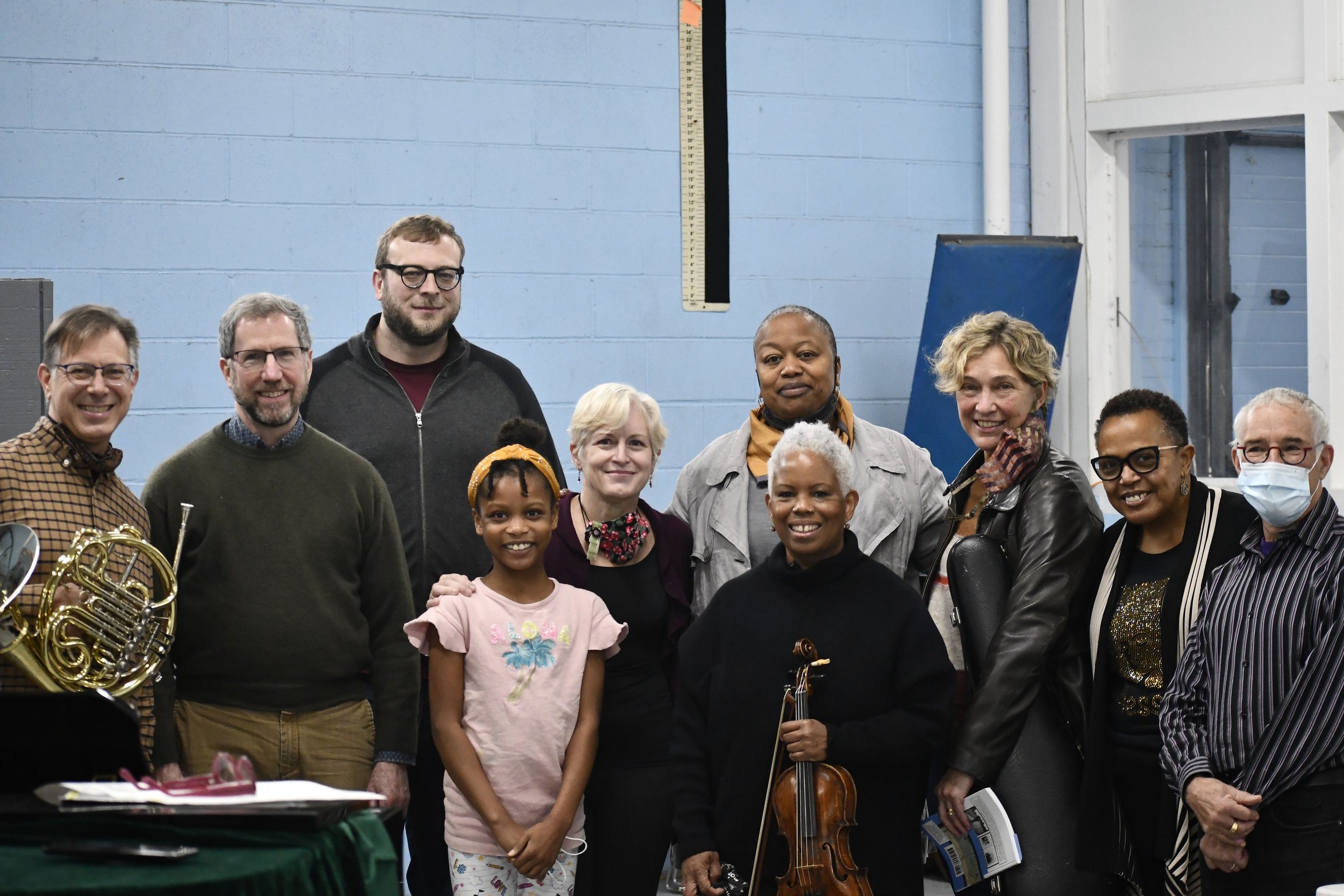  Regina Carter, Albany Symphony musicians, local artists, and participants taking a group photo. 
