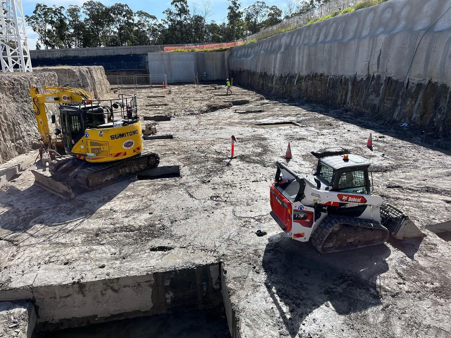 Teamwork makes the dream work 💪
Our T76 Positrack, 14, 8 and 6 tonne excavators all collaborating to carry out detailed excavation works at the North Kellyville project. Our team moves onto the final zone next week. 

For all your demolition, excava