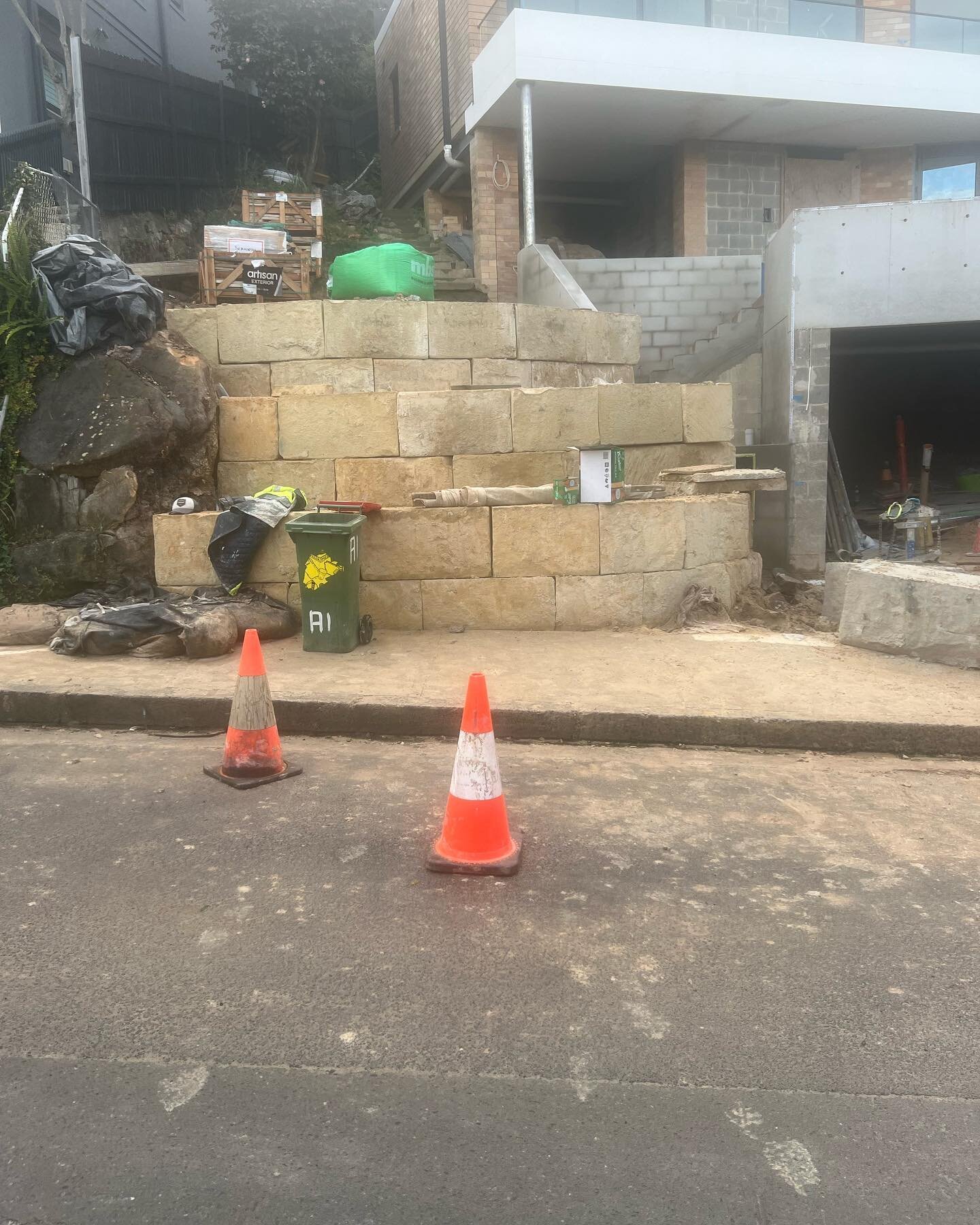 Some tidy sandstone blockwork installed by the boys this week in Cammeray 👌