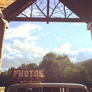 After driving through a hurricane I was so happy to pull under the pavilion at Laurel Ridge Country Club! Then, of course, the sun came out. Woohoo! Congratulations Rachel & Robbie! Way to party through the rain!
#happilymarriedmanns #laurelridgecountryclub #thebusbooth #maggiethebus #vwbusphotobooth #ashevillewedding #wncwedding #cre828 #828isgreat