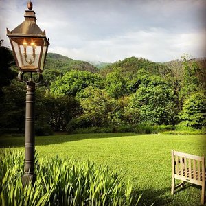 Enjoying a little break from the rain here in Hot Springs. We’re celebrating Erica and Chris at Mountain Magnolia Inn! Congratulations guys!
@runr_dad @esabol911
#thebusbooth #vwbusphotobooth #ashevillewedding #wncweddings
#engagedasheville #cre828