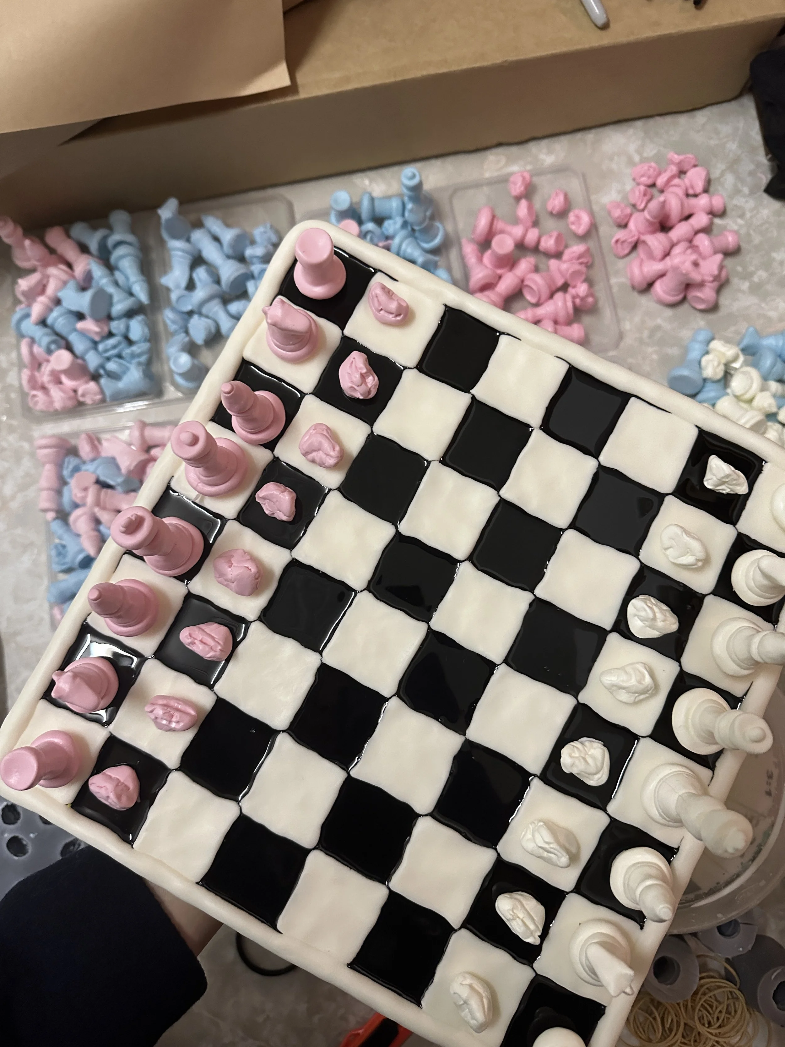 Chewing gum chess set Cream/Black & pink