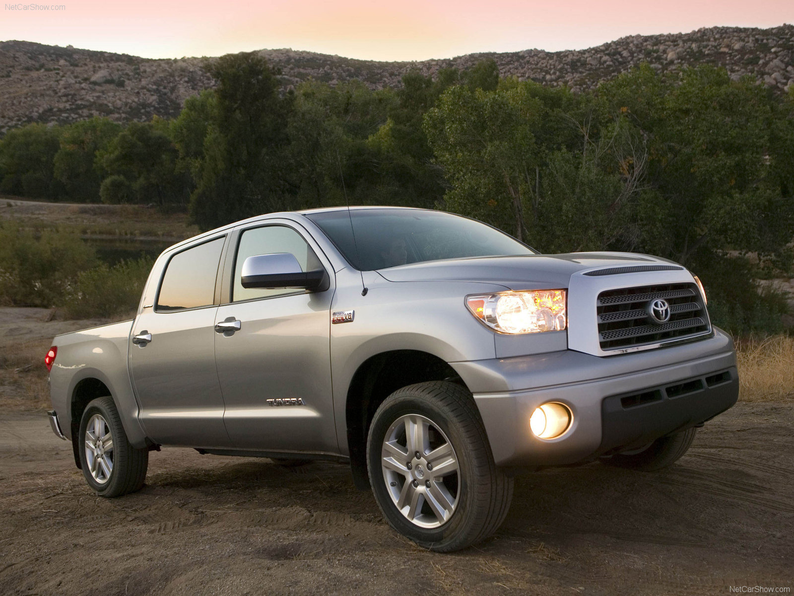 Toyota-Tundra_CrewMax_2007_1600x1200_wallpaper_01.jpg