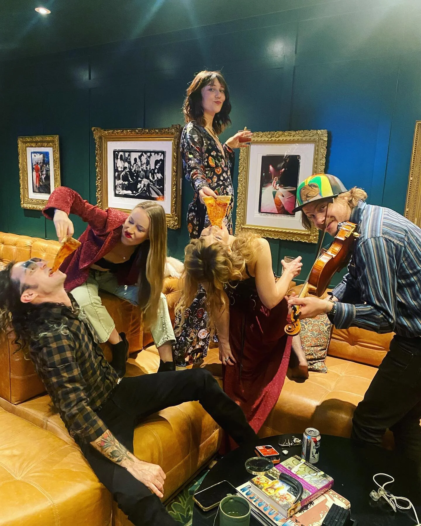 Pizza party! Would you rather be a feeder or an eater? 😝
Seriously, wonderful to perform with @mollytuttle @bronwynkeithhynes @kyletuttlebanjo @domles @cristinavanemusic @peterrowanmusic &amp; @laurielewismusic at the Guild two nights in a row. 
Tha