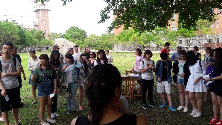 Students are enjoying the activities and interacting with Kinmen ETAs.