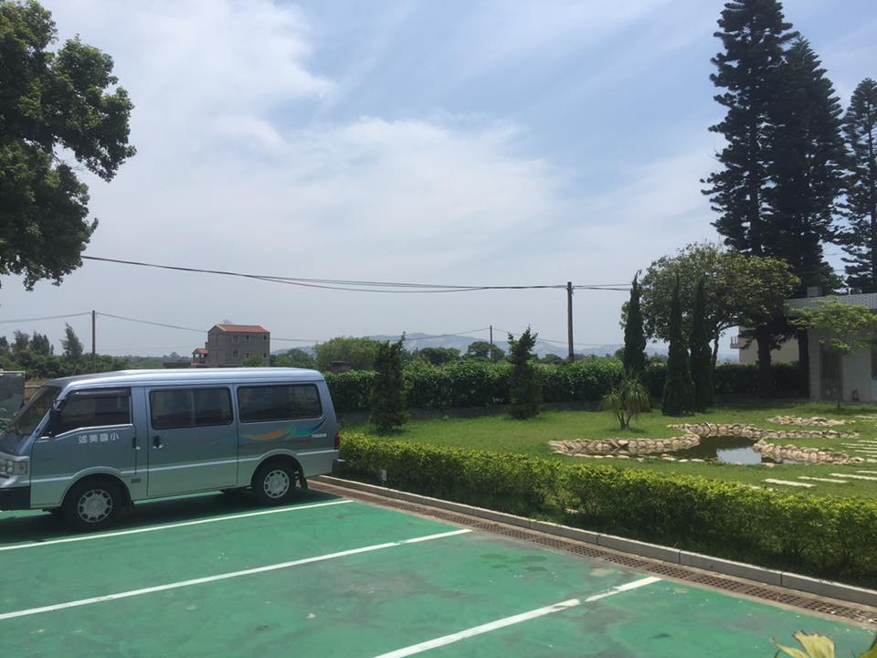 Shumei pond and bus.jpg