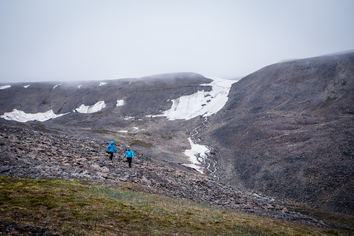 Hiking down Grumantdalen to Grumantbyen.