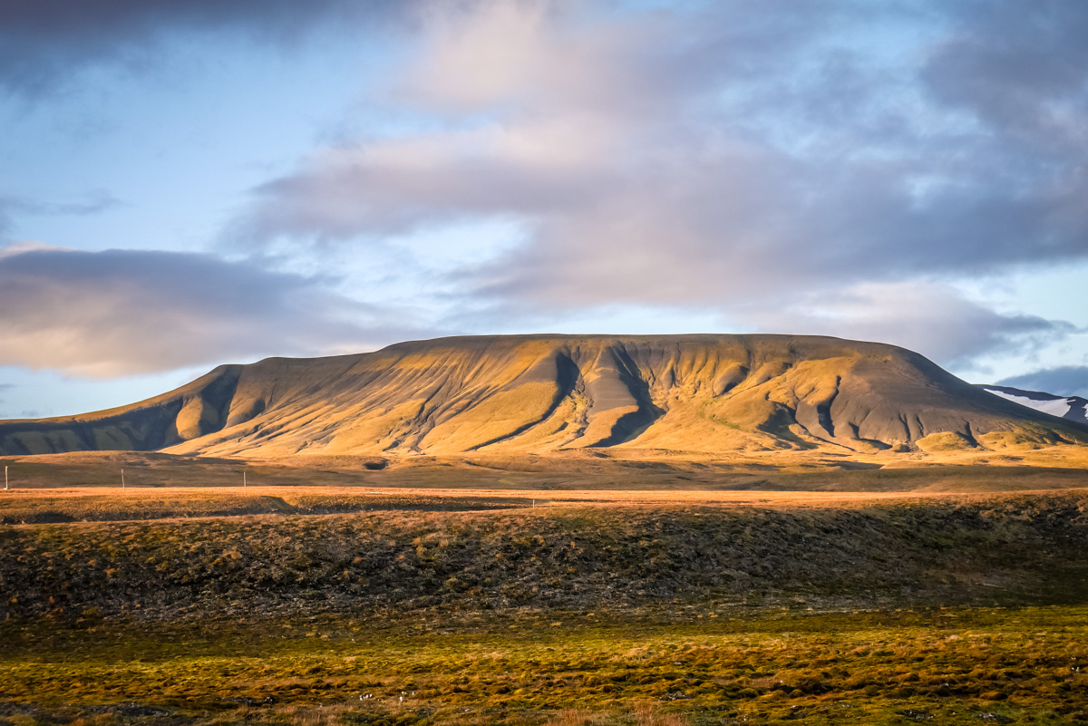 He also got this gorgeous shot of the midnight sun shining on Oppkuven.