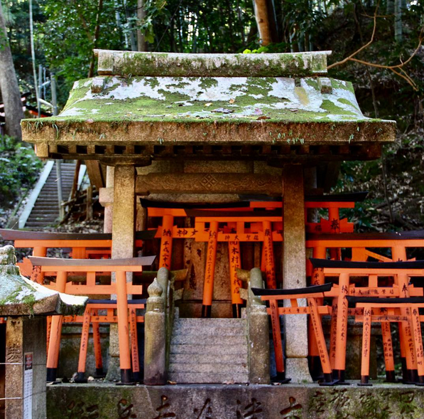 torii gate shrine arashiyama.png