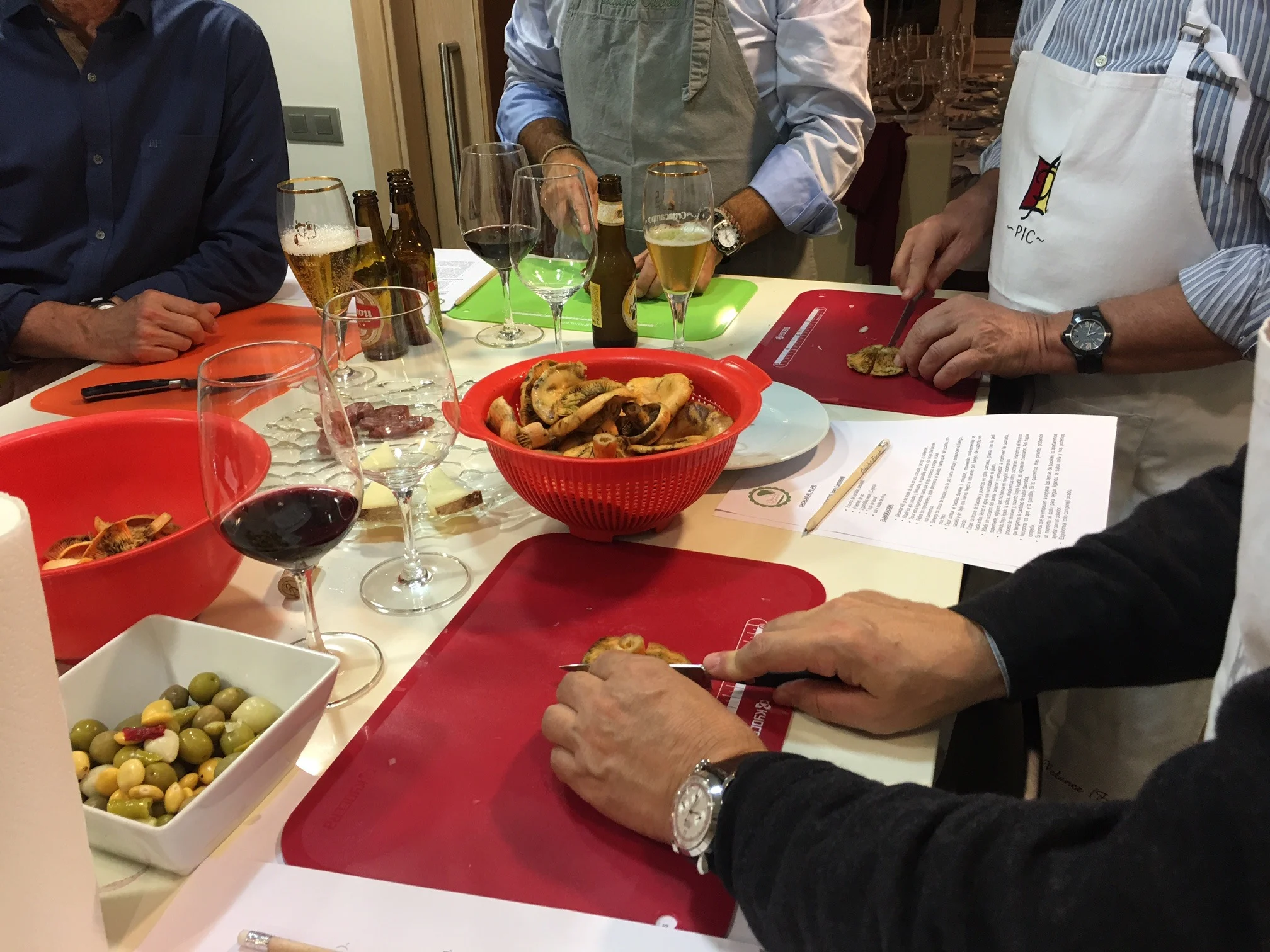 En la foto: Para celebrar el cumpleaños de Angel, realizamos un showcooking en su casa en el que todos los hombres aprendieron a cocinar la cena. Las mujeres llegaron a mesa puesta. Planazo!!!