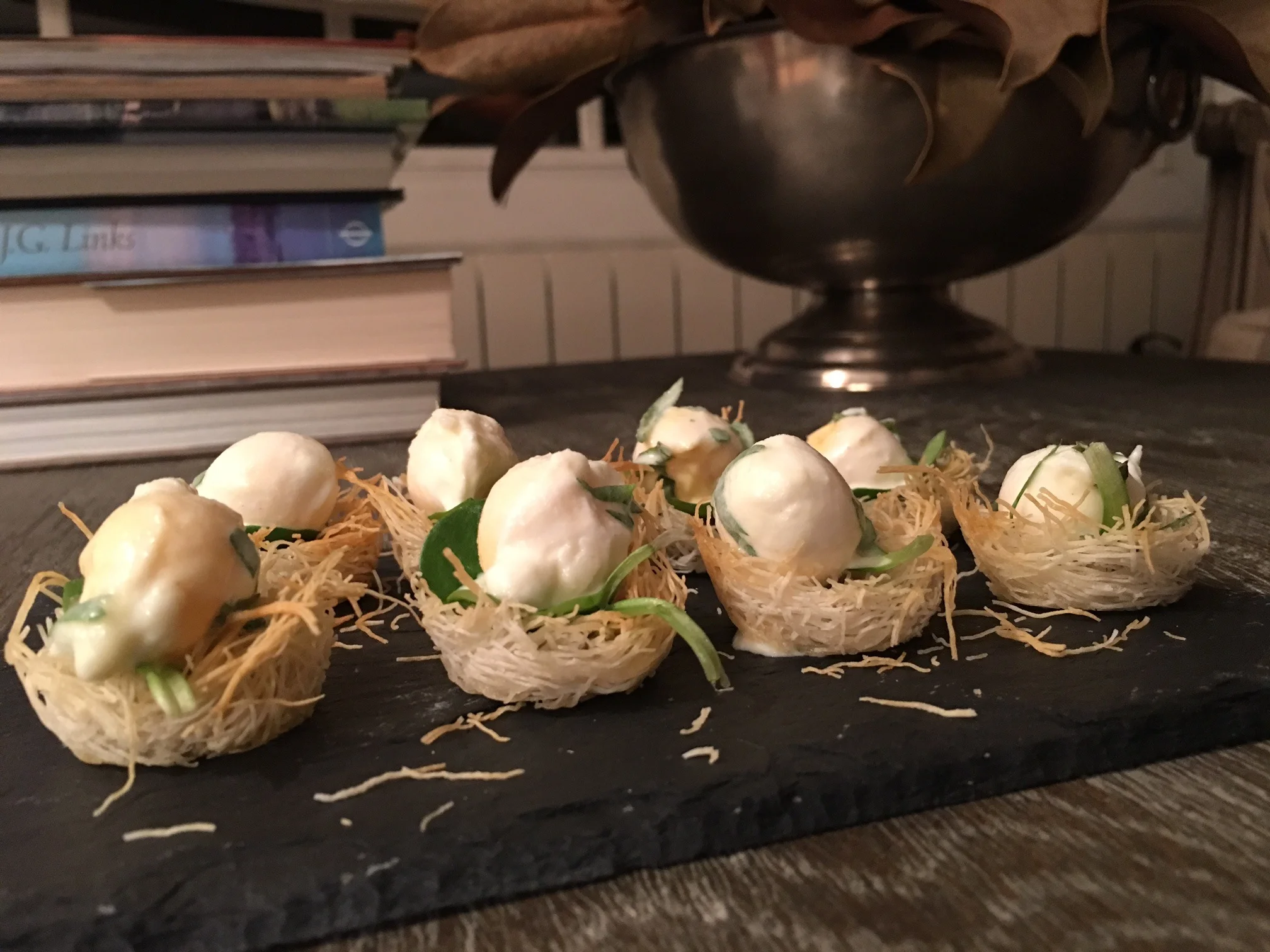 En este caso los presento como aperitivo. Se pueden hacer en formato más grande y servirlos como primer plato, rellenándolos con setas y huevo poché, foie o lo que tengamos.