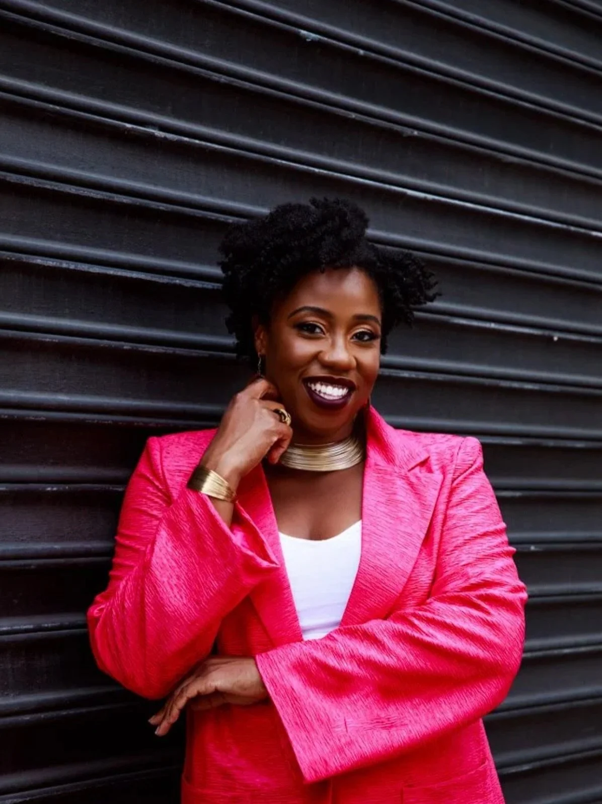 When your brand photos radiate joy, confidence, and a sense of capability, its a lovely day! One thing about me I love a pop of color 🫶🏾
.
.
Mua: @gaw3000 
Wardrobe/Accessories: @nicolemondestinphotography 
Camera: @canonusa  5D Mark IV
Gallery del