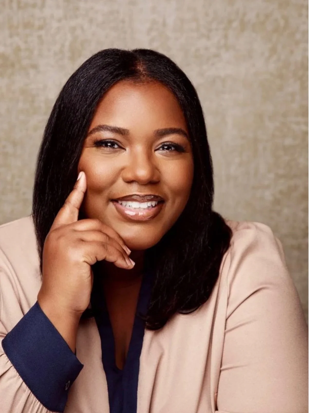 I&rsquo;m having the biggest Small Biz Saturday sale ever! Did you book your headshot session? A great headshot can open doors.
Whether you&rsquo;re updating your online presence, building your brand, or landing press features &mdash; this is your si