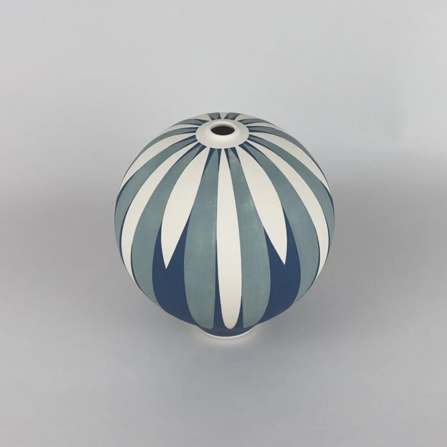 Georgie+Gardiner_GGR09+Sea-blue%2C+blue-grey+%26+white+Daisy+Vessel_Image2.jpg
