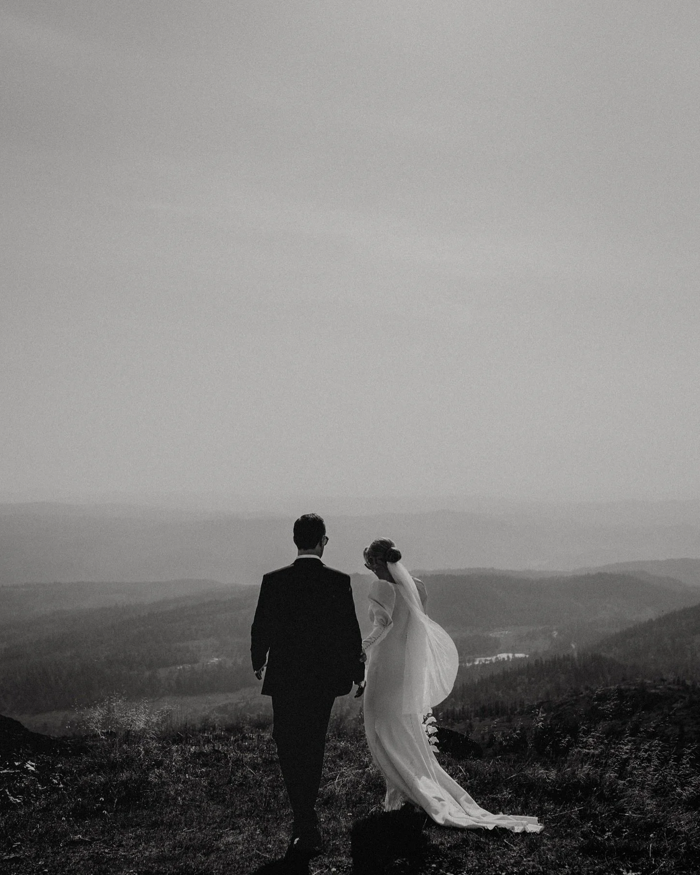 Sendte avg&aring;rde siste heldagsbryllupet til dette stjerneparet idag🔥 Fortsatt endel &aring; f&aring; ut f&oslash;r jul, s&aring; dere som venter p&aring; bilder - de n&aelig;rmer seg!✨