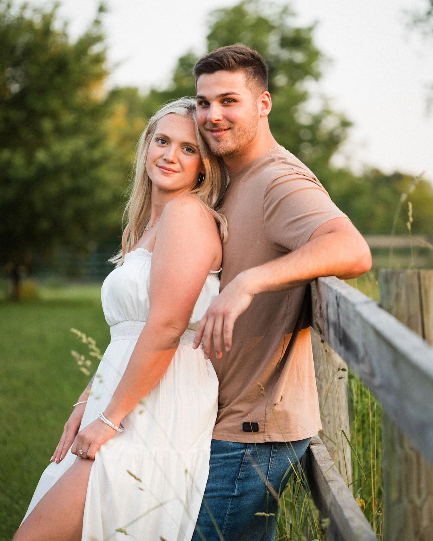 ✨The golden-hour glow of Maddie and Tyler&rsquo;s engagement session couldn&rsquo;t have been more fitting&mdash;it mirrored the warmth they radiate both as individuals and as a couple.

It&rsquo;s sessions like theirs, that fill my heart with so muc