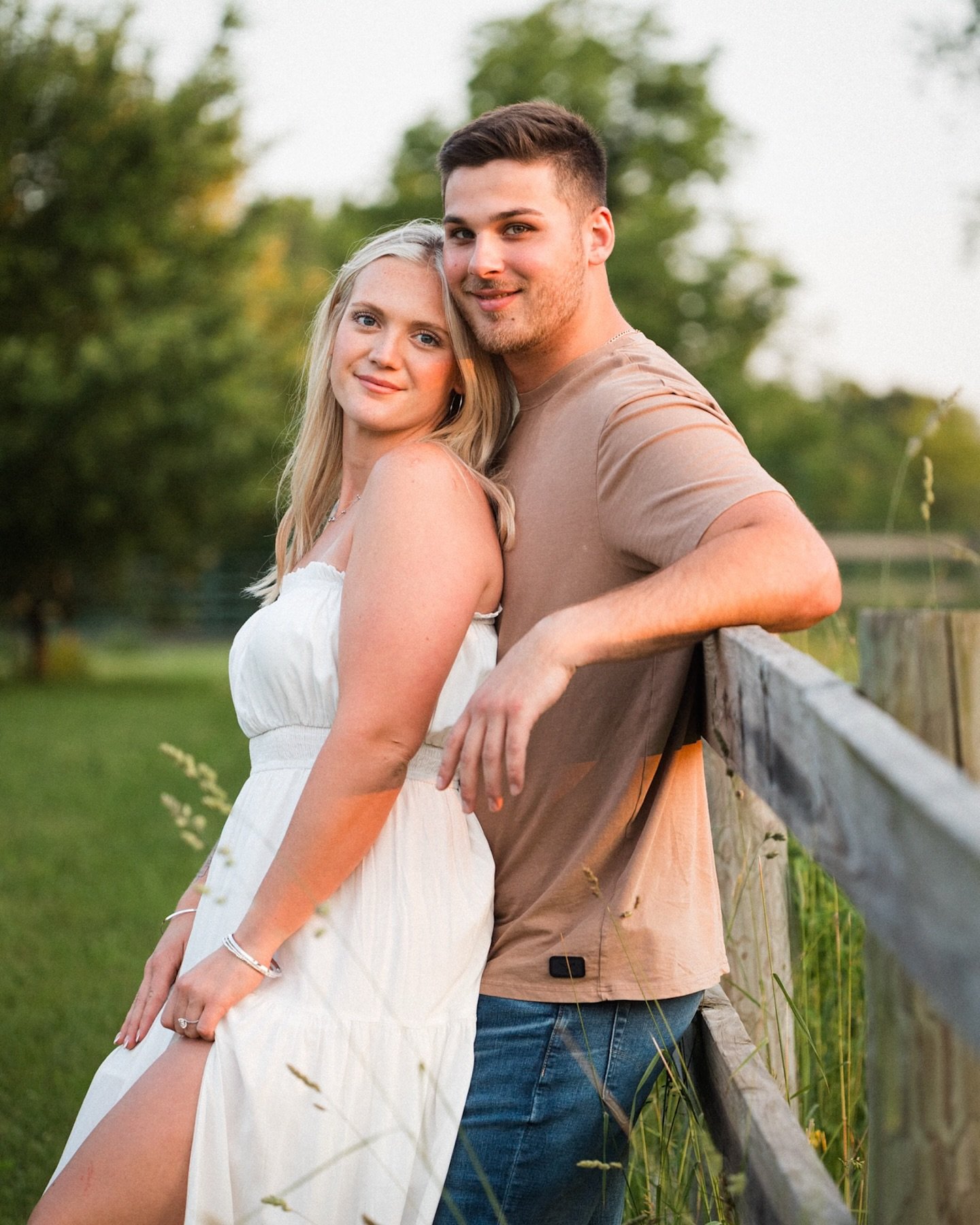 ✨The golden-hour glow of Maddie and Tyler&rsquo;s engagement session couldn&rsquo;t have been more fitting&mdash;it mirrored the warmth they radiate both as individuals and as a couple.

It&rsquo;s sessions like theirs, that fill my heart with so muc