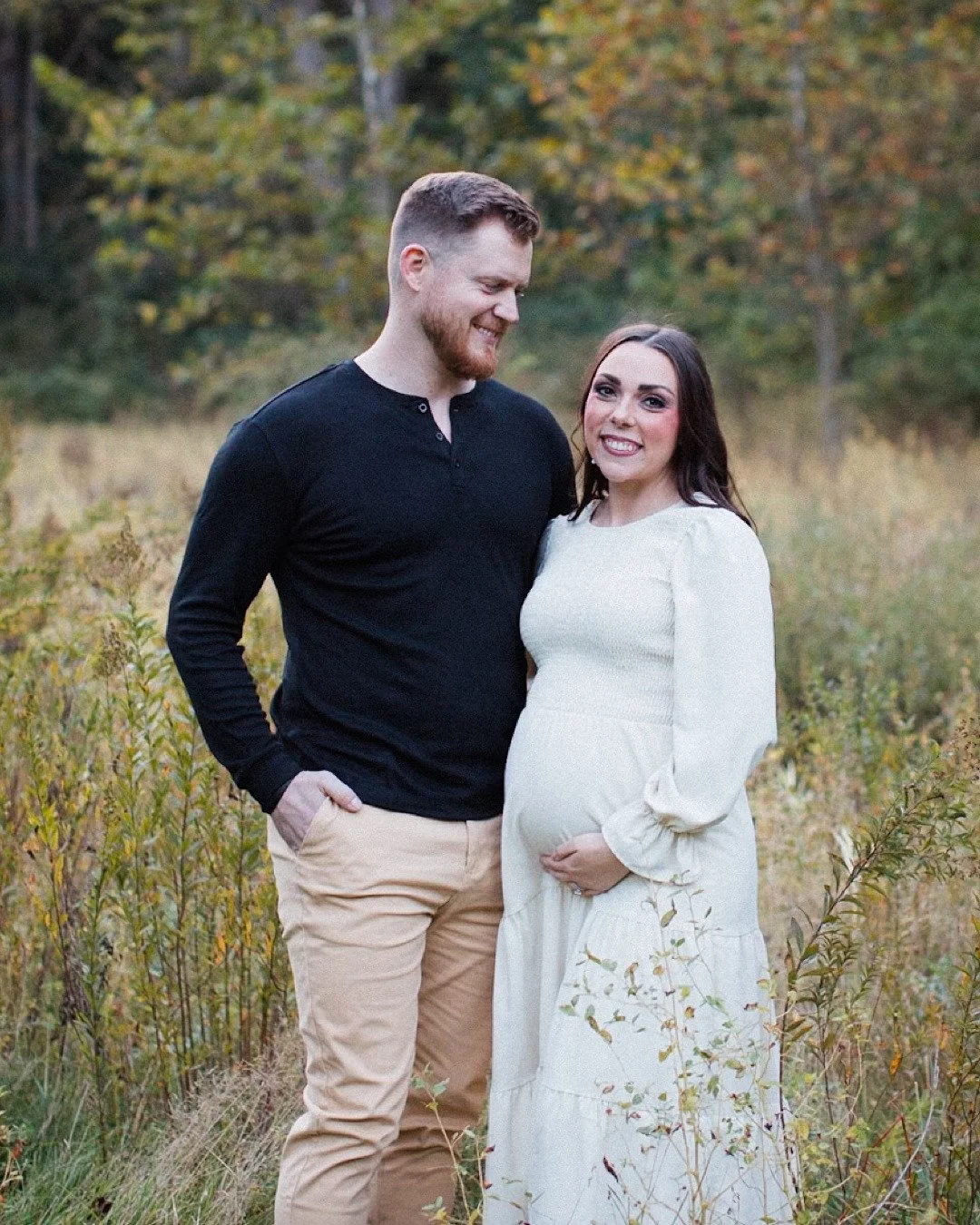 That expecting parent glow. ✨

Ashley and Matt looked so peaceful loving on their baby girl under the changing autumn leaves of the Nichols Arboretum. 🌾

We strolled trails and found a hidden meadow with the dreamiest light for portraits, all while 