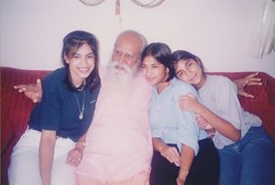 Gurudev with Sisters.jpg