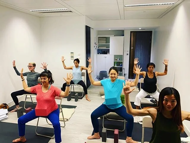 Spot the real pregnant lady... 😆. So happy to be back in the studio instead of Zoom. One week of prenatal TT to go, and a new batch of empowered and inclusive prenatal yoga teachers will emerge. #empoweredinclusiveyoga #hershayogaprenatal #accessibl