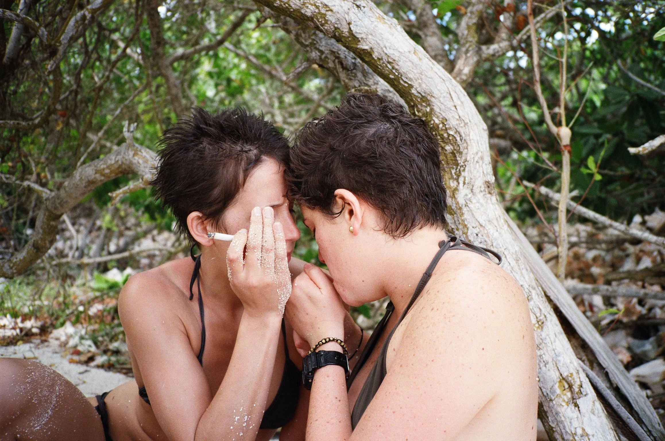 56_amanda-and-fabiana-smoking-crasqui.jpg