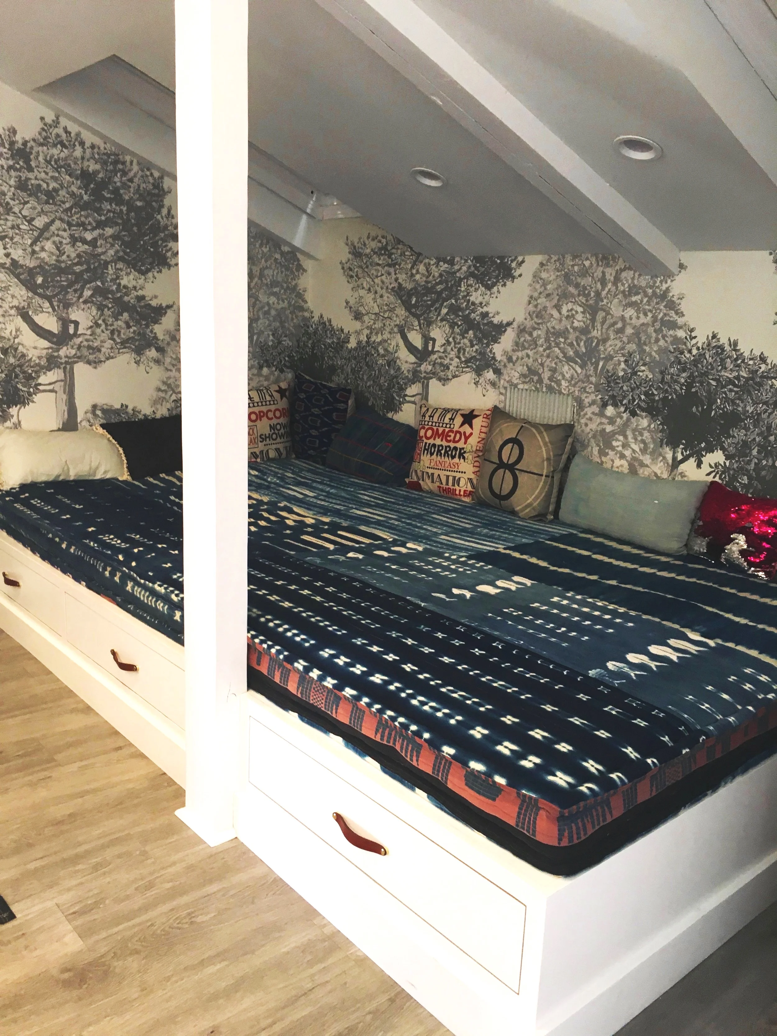 Custom built-in daybed with storage