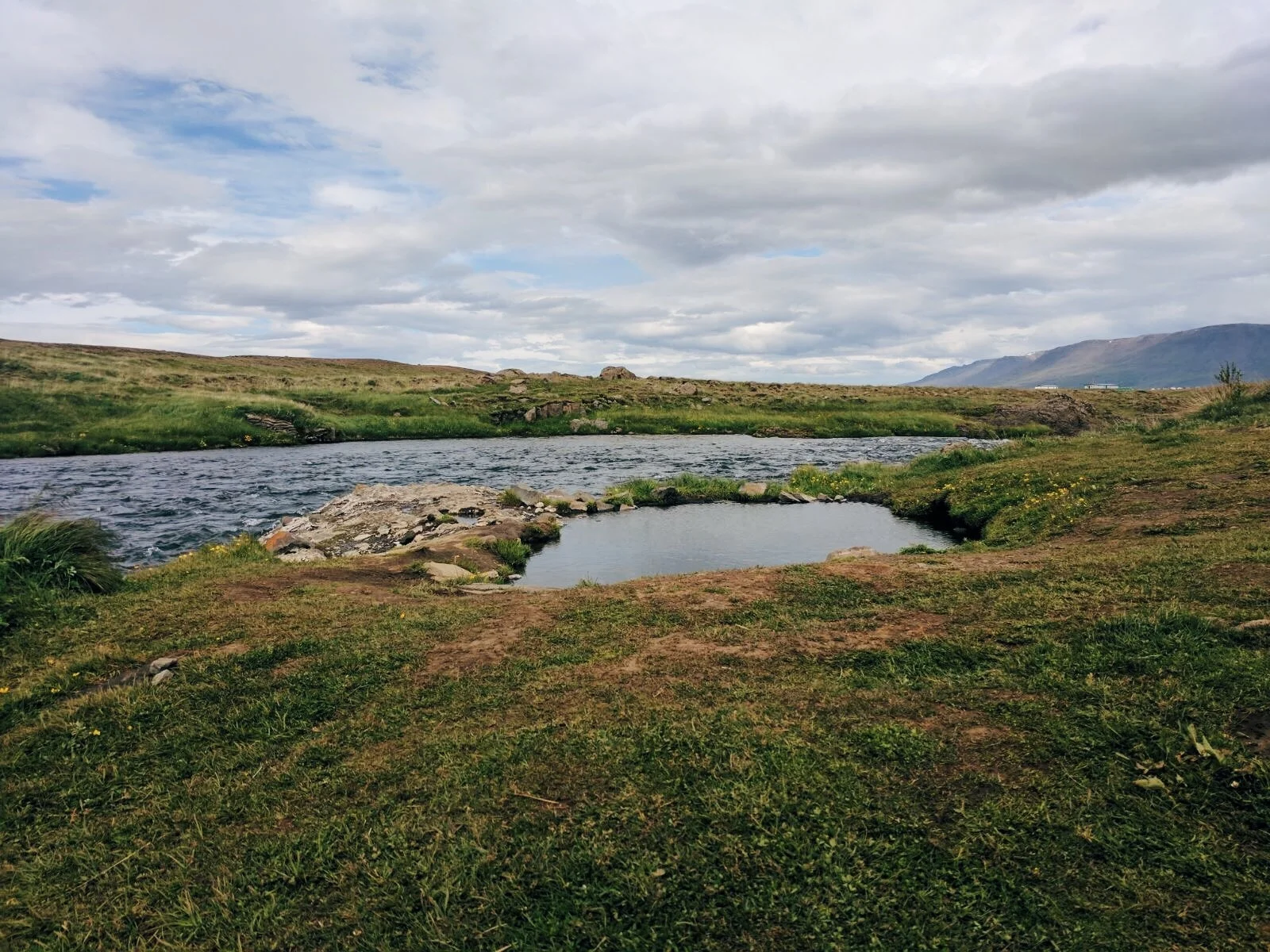 Fosslaug Hot Spring where you can bathe in a picturesque setting.