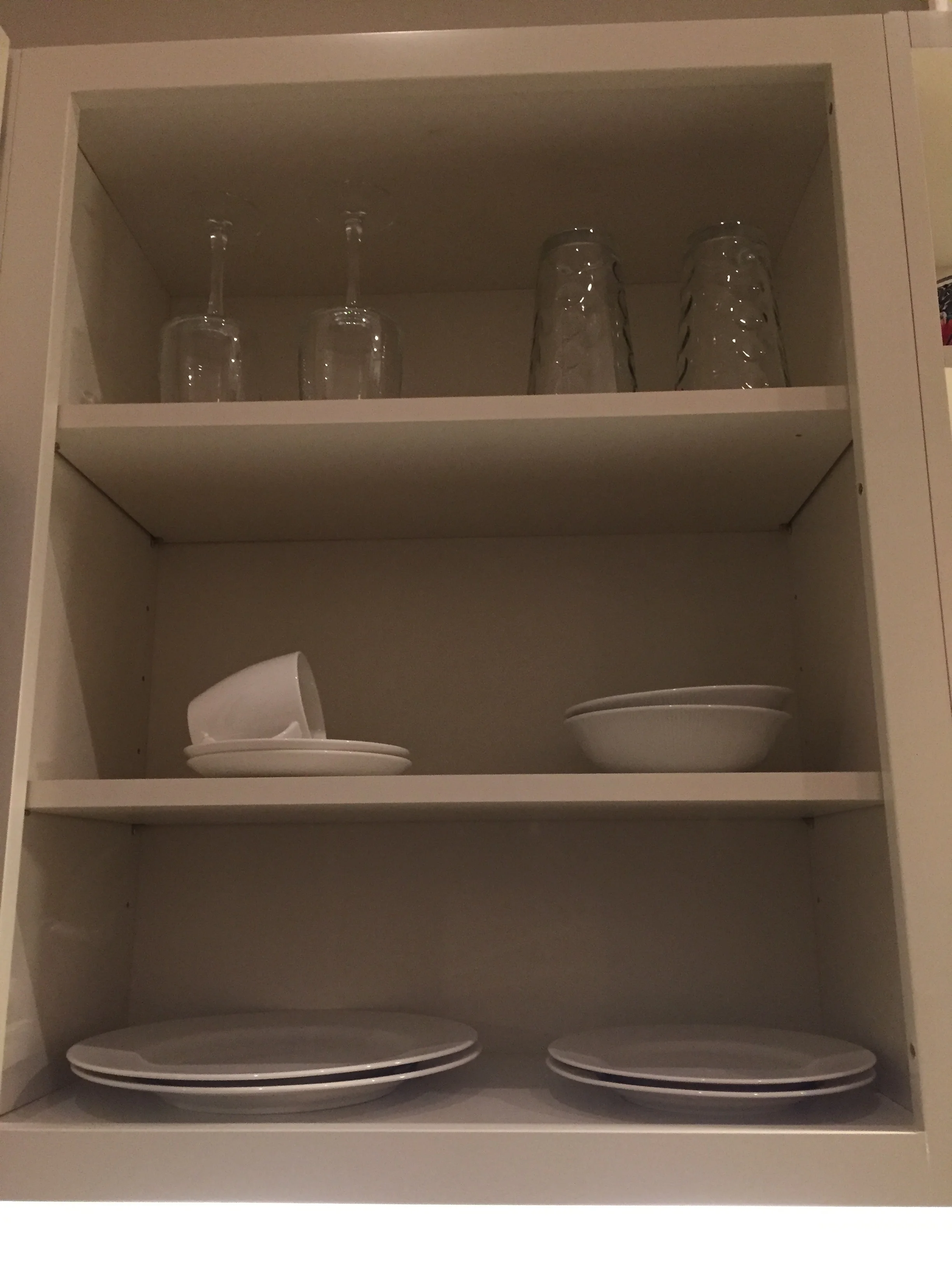 Tiny house living. Minimal dinnerware.