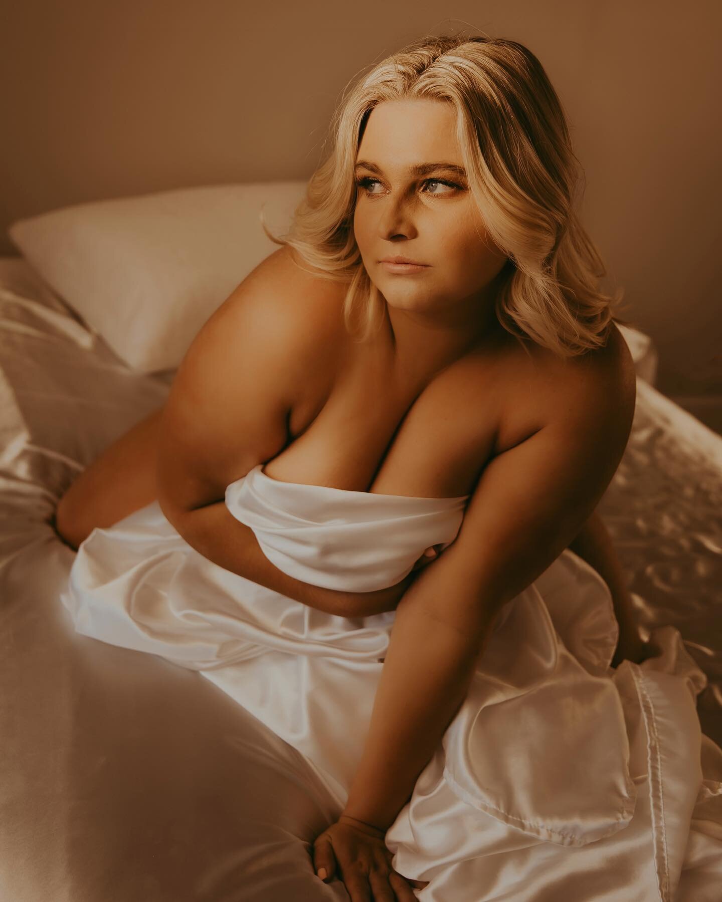 Honey, your soul is golden. 
⚜️

 #stsimonsislandboudoir #stsimonsisland #bridalboudoir #beachboudoir #landmermaid #boudoirphotography #boudoir #boudoirphotographer #saintsimonsislandga #stsimonsislandphotographer #brunswick #brunswickphotographer #s