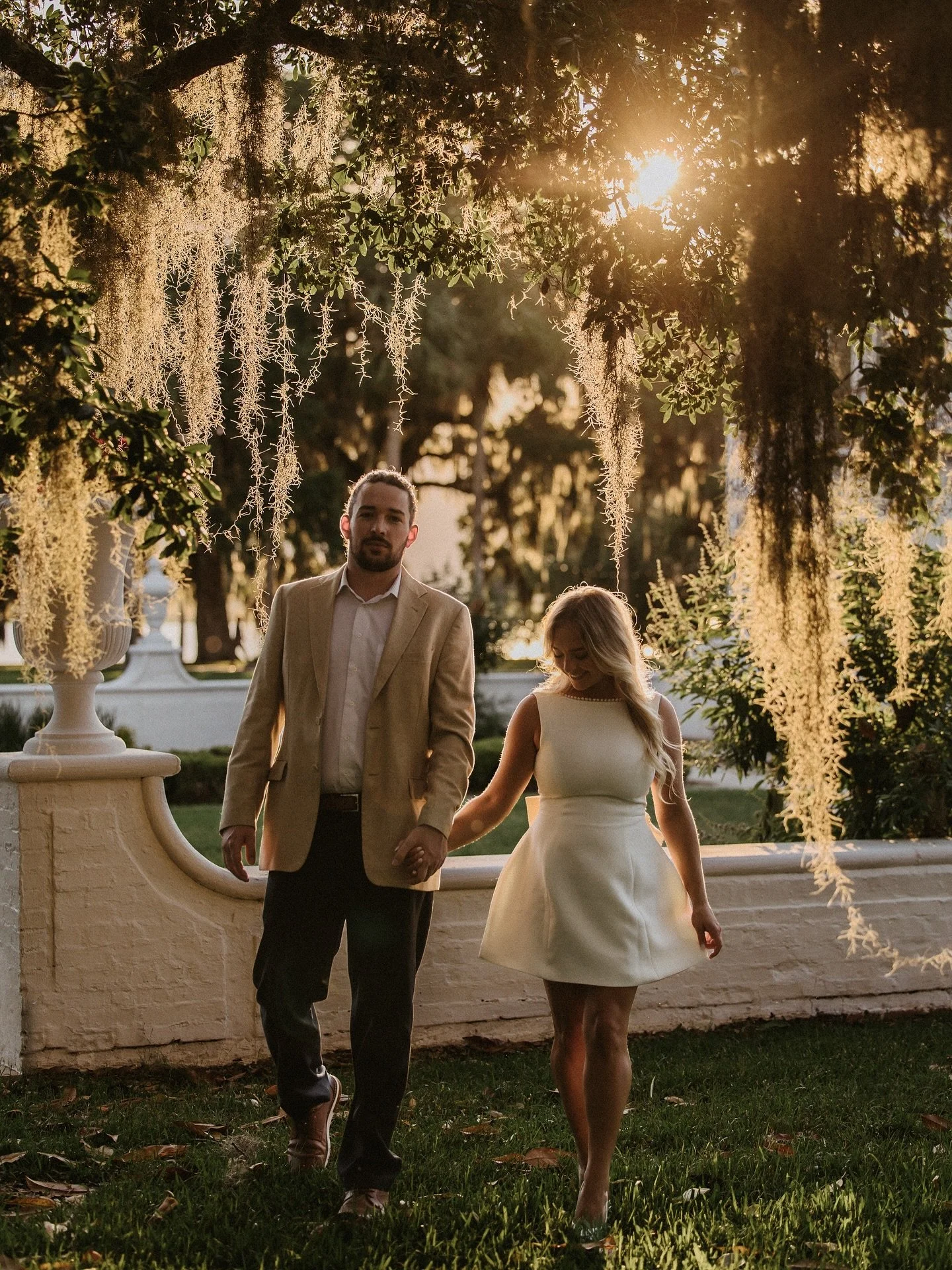 Is there anywhere more romantic than Crane Cottage? ✨

✨
#raineygreggphotography #ssi #georgiaweddingphotographer #stsimonsisland #goldenislesweddings  #goldenisles #seaisland #stsimonsislandweddings #jekyllislandelopement #driftwoodbeach #thecloiste
