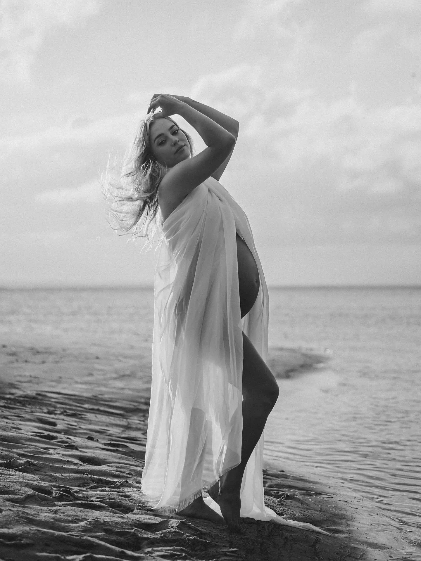 Baby bump + boudoir = the perfect combo 

✨
#raineygreggphotography #ssi #georgiaweddingphotographer #stsimonsisland #goldenislesweddings  #goldenisles #seaisland #stsimonsislandweddings #jekyllislandelopement #driftwoodbeach #thecloisterseaisland #s