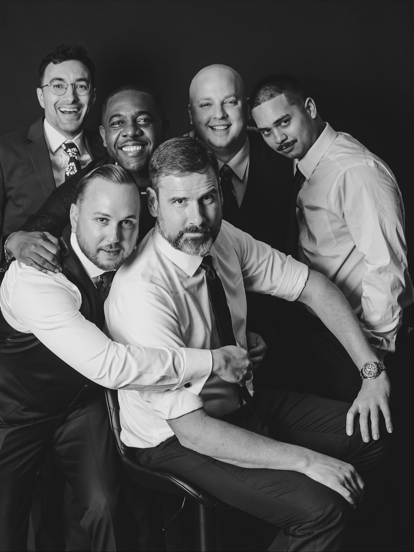 Groomsmen, this one&rsquo;s for you.
If your wedding timeline includes questionable dance moves and even more questionable inside jokes&hellip; let us capture it in luxe black-and-white.

The Black Tie Portrait Booth = the perfect place for the boys 