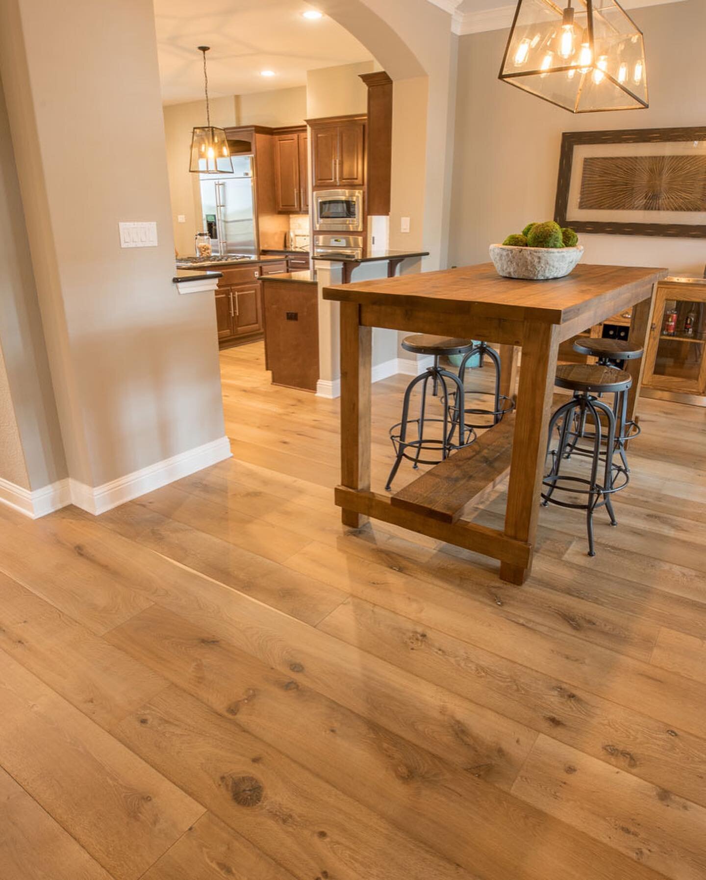 🪵🥰 #flashbackfriday 
Like what you see? Contact us for a free bid on your next project 512-719-3555
&bull;
&bull;
&bull;
&bull;
&bull;
#flashback #interiordesign #interiordesigninspo #aesthetic #woodflooring #designinspiration #flooranddecor