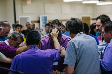 Tiempo de oración en Caminemos Juntos 2015 en Ft. Worth, Texas