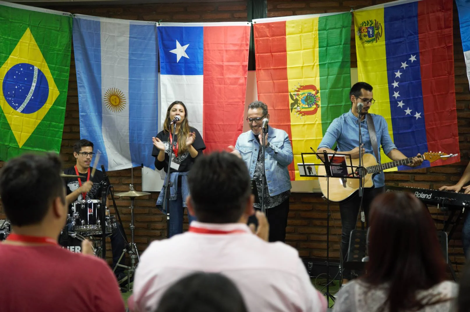 Noche de Alabanza con canciones de Adoremos Juntos