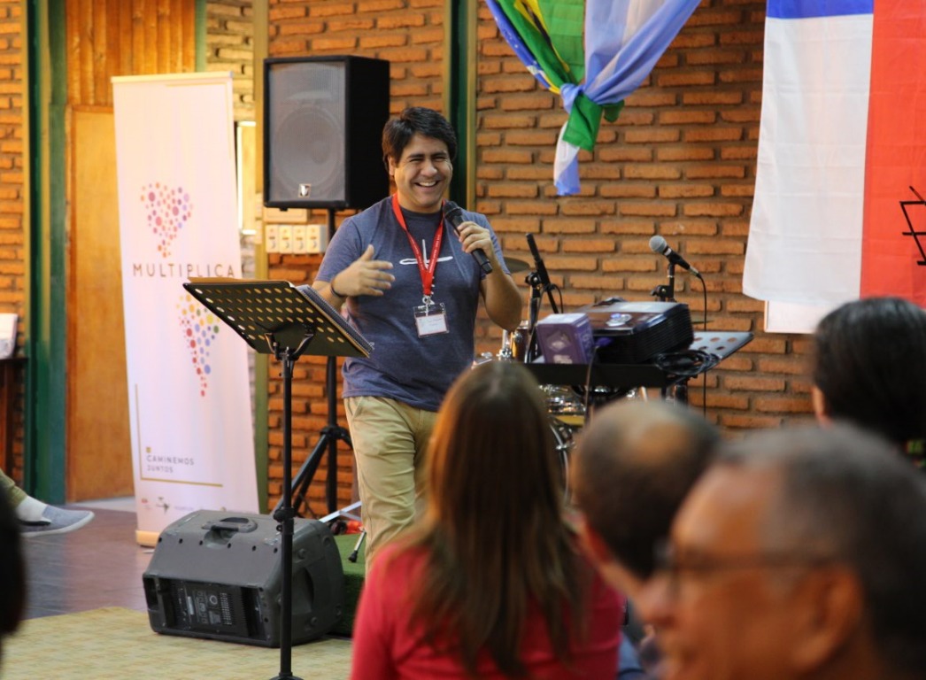 Pastor Juan Esteban Saravia comparte sobre el modelo profundo de plantación