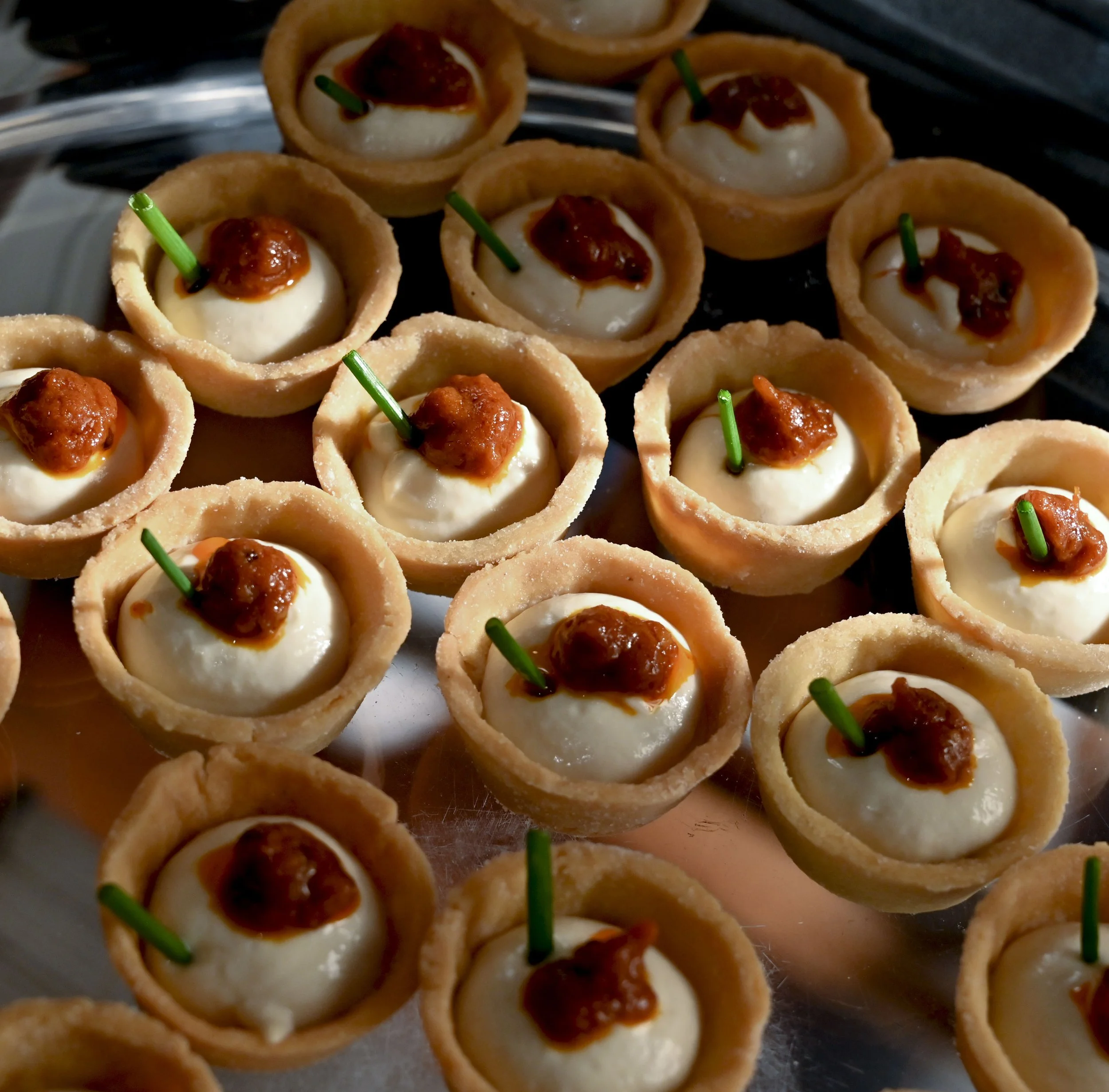 TINY TARTLETS WITH TOFU CREAM AND TOMATO KASAUNDI