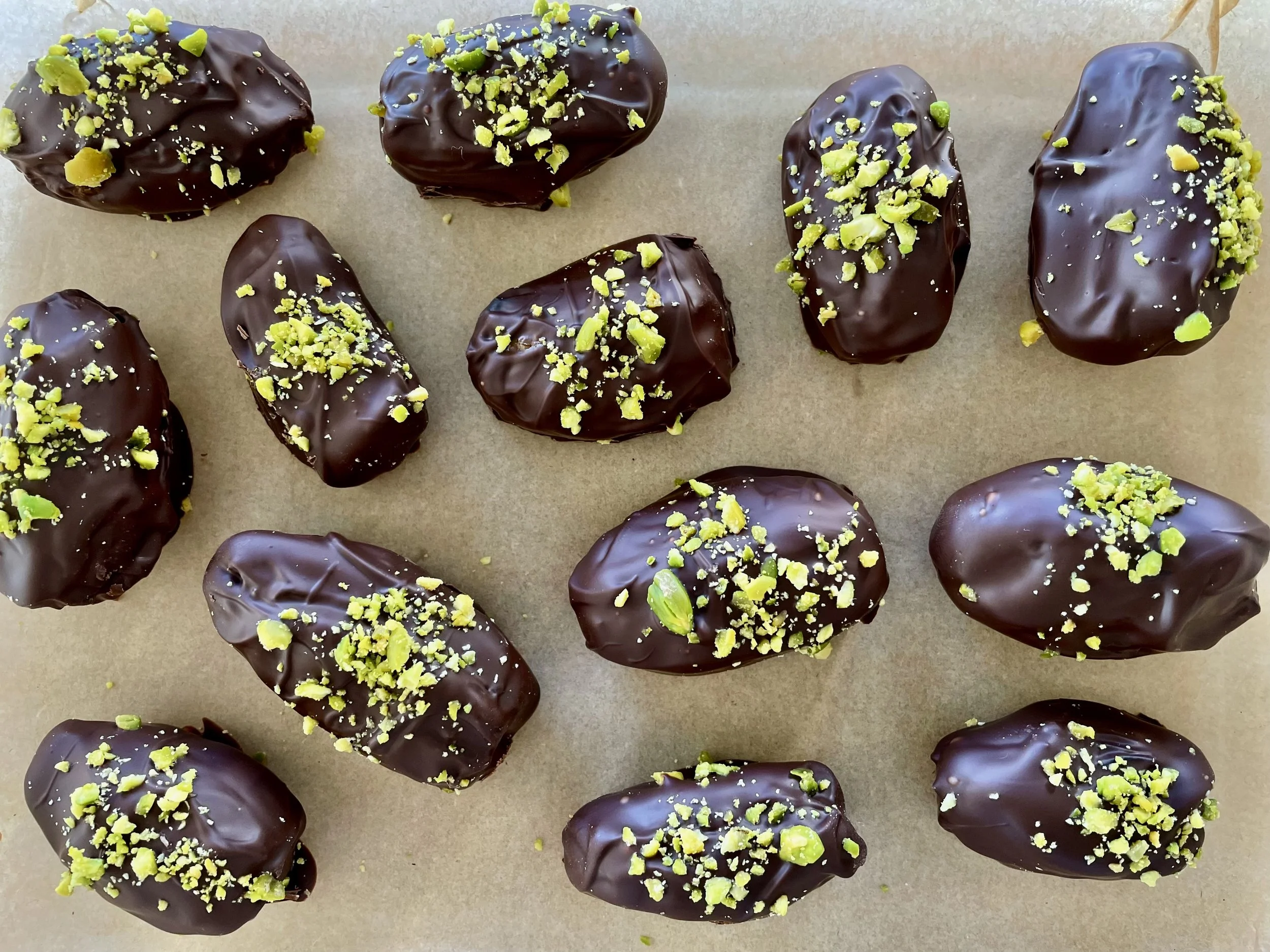 CHOCOLATE DATES WITH PISTACHIO CREAM