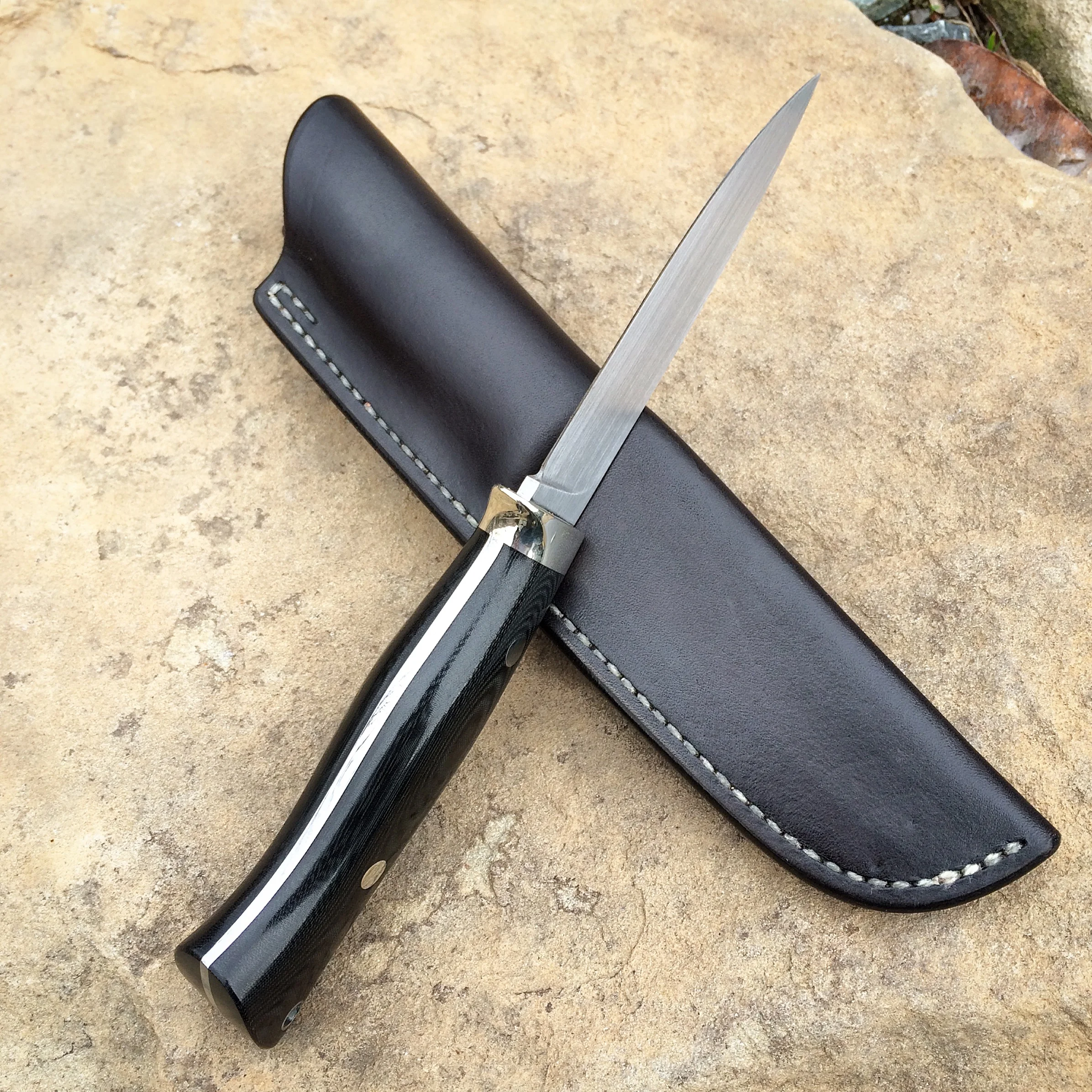 Detail of slightly tapered tang, custom leather sheath.