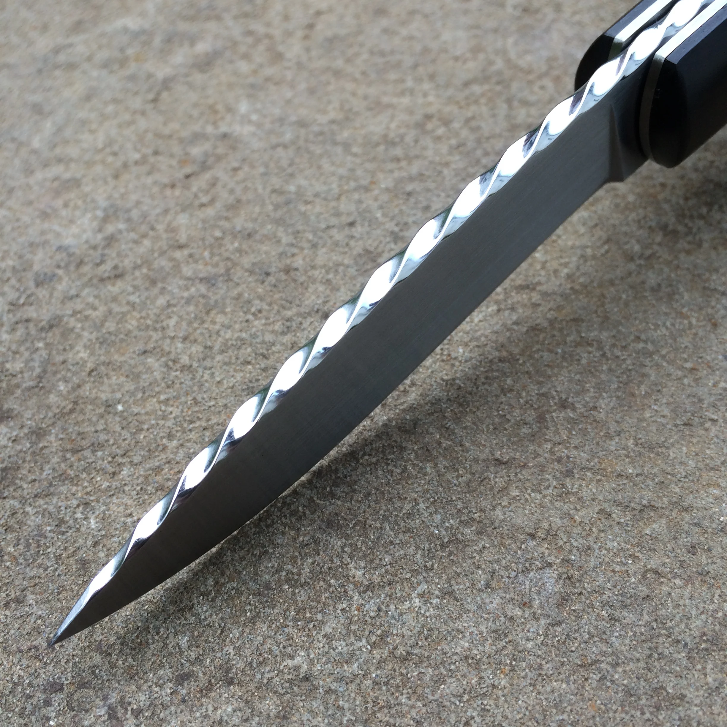 Detail of polished filework on spine, hand-sanded satin finish on blade.