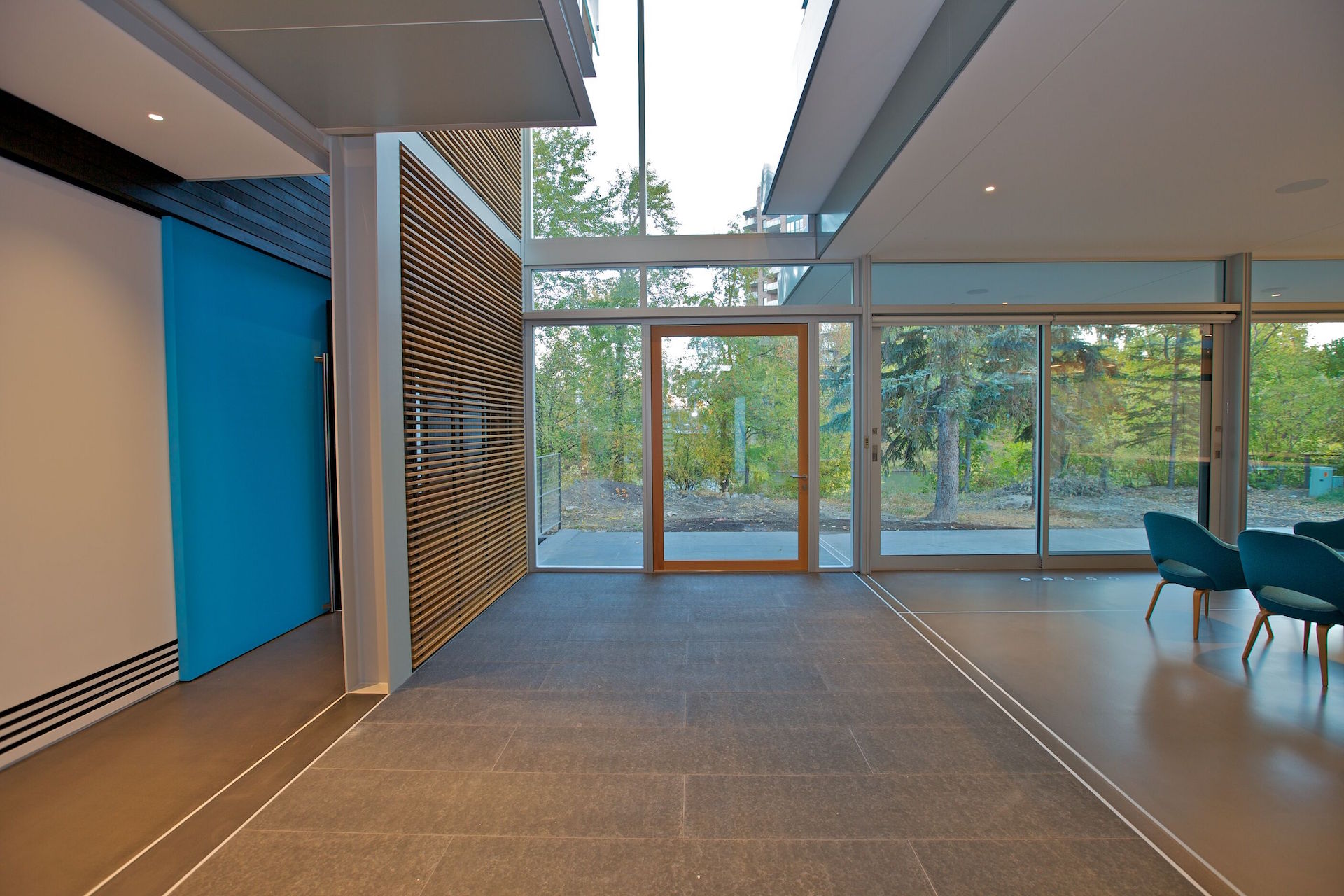 Hinged door, aluminum details