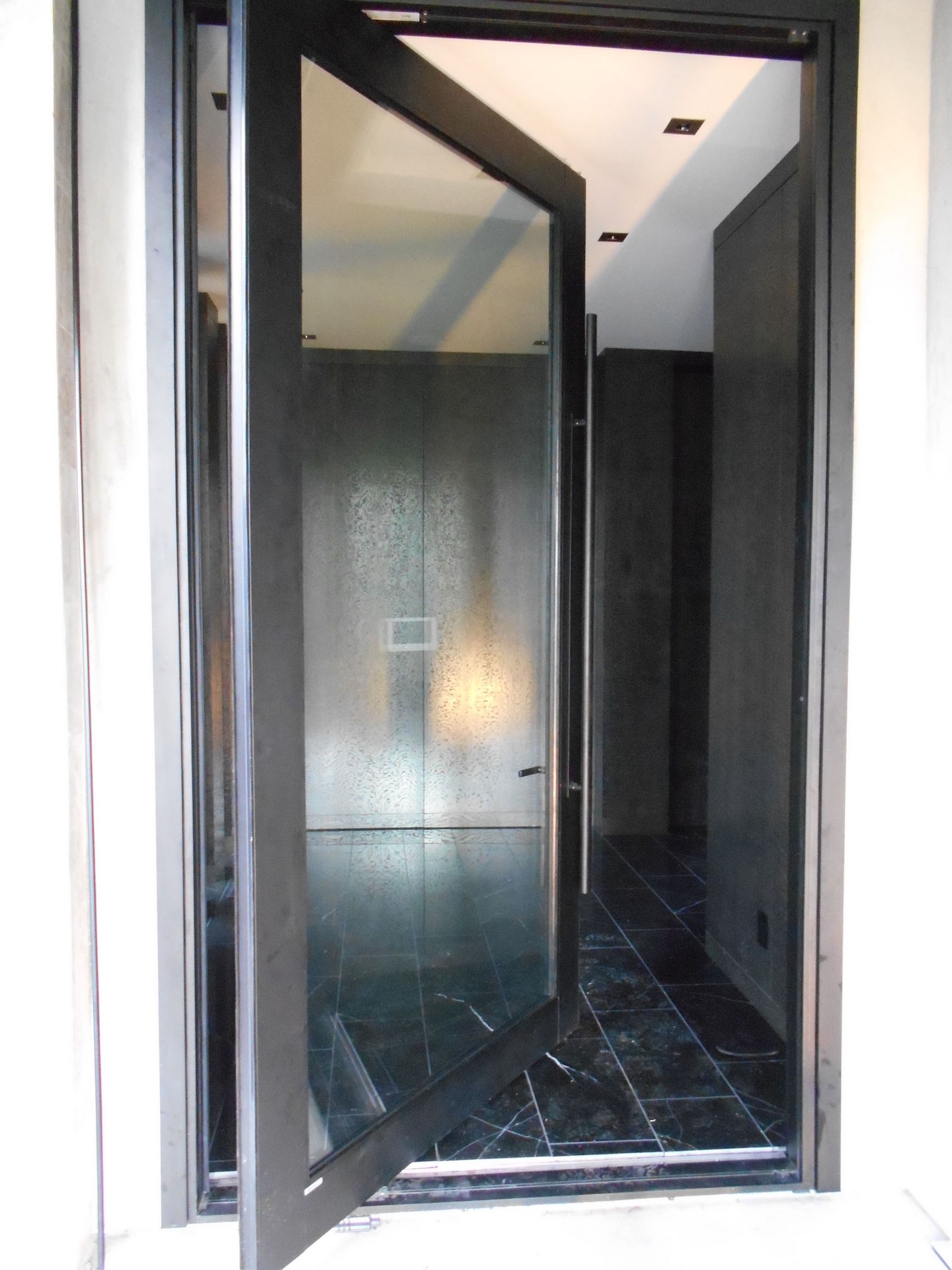 Pivot door