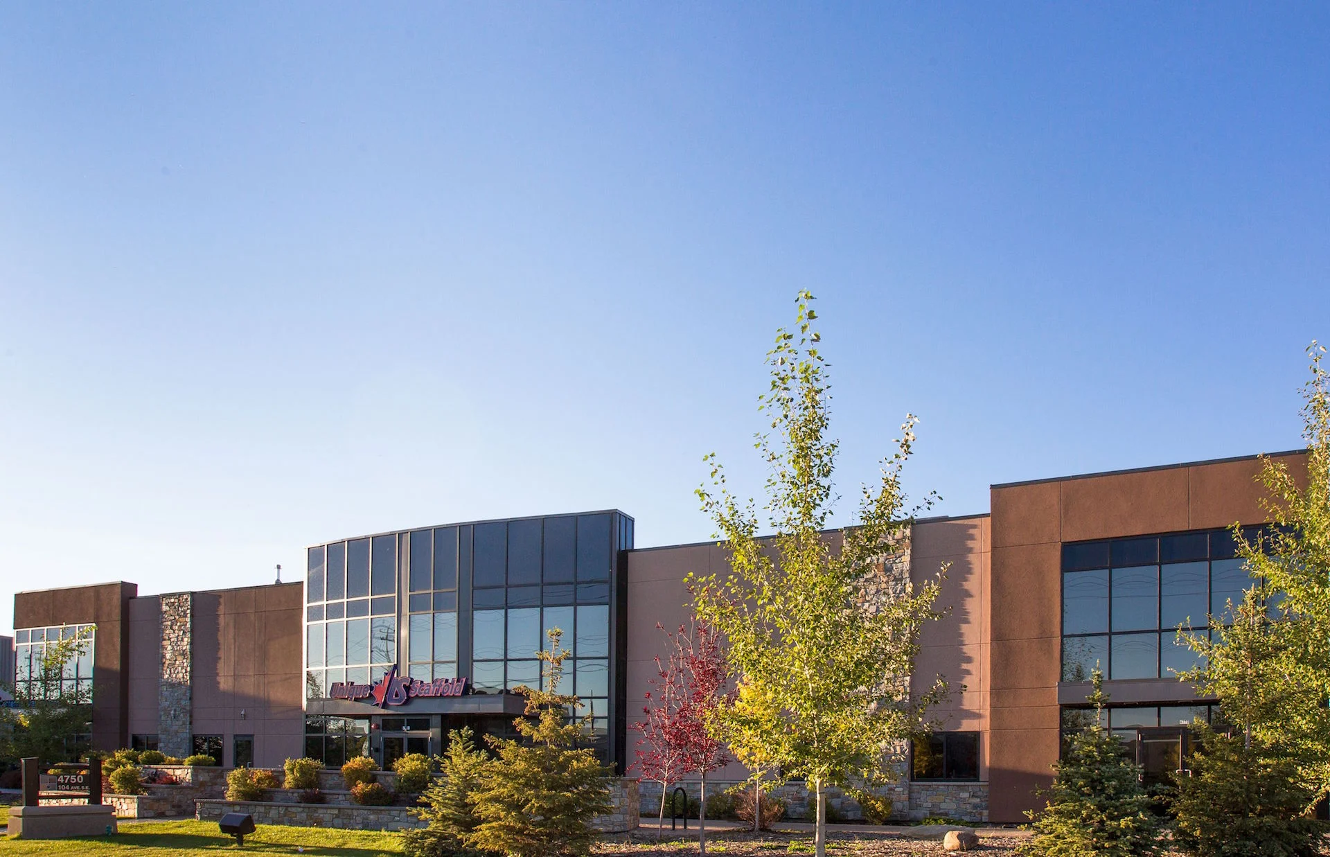 Alumicor 2500 series curtainwall and doors, segmented glass boardroom wall